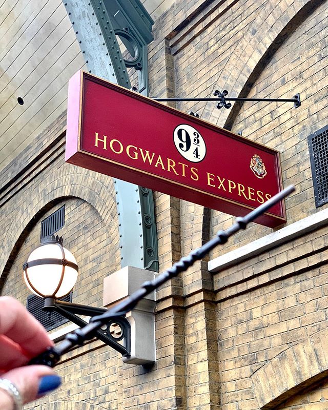 Bora passear no Hogwarts Express hoje? ⚡️Perguntinhaa: Se você só pudesse escolher um dos parques da Universal, para qual você iria?
#demalasparaorlando #universalstudios #islandofadventure #harrypotter #harrypotterday #expressodehogwarts #universalpark #orlando #vacation #harrypotterworld #harrypotterfans #viajandoparaorlando #roteirospersonalizados