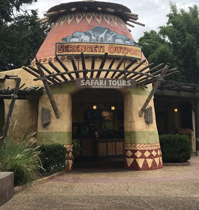 🦓Que tal viver uma experiência diferente que possibilita um contato mais próximo e divertido com estes animais? .
.
🦒Essa é uma experiência oferecida pelo Busch Gardens e paga à parte do ingresso do parque, ou seja, além do ingresso do Serengeti Safari, você precisa ter um ingresso válido para entrar no parque no dia em que for fazer o tour.
.
.
🦛Nesse passeio você é levado na traseira de um caminhão por um tour pela área de savana
.
.
🦒Durante o passeio você encontrará diversos animais, porém, o melhor momento é quando começa a se aproximar das girafas
.
.
🦒 Crianças? A partir de 5 anos de idade é permitido! ❤️🦓
.
.
🦓 Venha viver essa experiência única!!! Dúvidas? Nos chame inbox! 🦓🦒🦛🐆
.
.
.
#demalasparaorlando #dmpo #buschgardens #serengetisafari #serengeti #girafas #zebras #savana #animais #animalslovers #viagemcomcrianças #criançasapartirde5anos #viagememfamilia #coteconosco #experienciaunica #valeapenaconhecer 🦓🐆🦛🦒