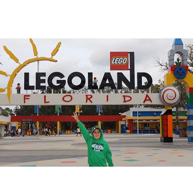 E o meu #tbt de hoje vai para esse parque pouco falado , o Legoland. ⠀⠀⠀⠀⠀⠀ ⠀⠀⠀⠀⠀⠀ ⠀⠀⠀⠀⠀⠀
Ele foi naugurado no final de 2011, o parque fica em Winter Haven. Conhecemos o parque em dezembro de 2013 e Victor na época tinha 9 anos. ⠀⠀⠀⠀⠀⠀ ⠀⠀⠀⠀⠀⠀ ⠀⠀⠀⠀⠀⠀ ⠀⠀⠀⠀⠀⠀ ⠀⠀⠀⠀⠀⠀
Saímos de Orlando logo cedo e seguimos para Winter Haven, onde está localizado o parque , uma viagem super tranquila de aproximadamente 45 minutos . ⠀⠀⠀⠀⠀⠀ ⠀⠀⠀⠀⠀⠀ ⠀⠀⠀⠀⠀⠀
Hoje em dia eles não fornecem mais os transportes até o parque, então se você não estiver de carro em Orlando, indicaria para irem de transfer @transferforyou_orlando até lá super prático , seguro e sem contar que na volta da até para fazer umas comprinhas na volta 😉 ⠀⠀⠀⠀⠀⠀ ⠀⠀⠀⠀⠀⠀ ⠀⠀⠀⠀⠀⠀ ⠀⠀⠀⠀⠀⠀ ⠀⠀⠀⠀⠀⠀
Passamos um dia incrível por lá!!! Nos divertimos muuito! E comemos umas fritas de maçã verde 🍏 dá para imaginar?! Sim é muito bomm!☺️ Desejando aquiii comer isso agora!!! ⠀⠀⠀⠀⠀⠀ ⠀⠀⠀⠀⠀⠀ ⠀⠀⠀⠀⠀⠀ ⠀⠀⠀⠀⠀⠀
O parque é muito colorido, lindo e tem como foco crianças de 2 até 12 anos , não possui atrações suuper radicais, é um parque construído para as crianças. É um parque que oferece muitos shows e que a criançada adora!!! ⠀⠀⠀⠀⠀⠀ ⠀⠀⠀⠀⠀⠀ ⠀⠀⠀⠀⠀⠀ ⠀⠀⠀⠀⠀⠀ ⠀⠀⠀⠀⠀⠀ Por ficar mais afastado de Orlando, o Legoland é um daqueles parques que vale mesmo a pena aproveitar o dia todo nele, não dividir com outro parque porque não vai dar tempo, a não ser que a criançada queira se divertir no parque aquático o Legoland Water Park!! Fica a dica para sua próxima viagem!!! ⠀⠀⠀⠀⠀⠀ ⠀⠀⠀⠀⠀⠀ ⠀⠀⠀⠀⠀⠀ ⠀⠀⠀⠀⠀⠀ ⠀⠀⠀⠀⠀⠀ ⠀⠀⠀⠀⠀⠀ ⠀⠀⠀⠀⠀⠀ ⠀⠀⠀⠀⠀⠀ ⠀⠀⠀⠀⠀⠀
#legoland #orlando #florida #winterhaven #floridavacation #orlandovacation #orlandohomes #travel #vacation #viajar #tourguide #transferforyouorlando #transfermiami #transfer