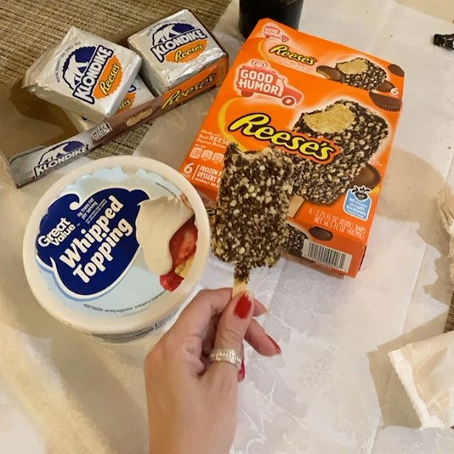 Prestenção!!!! Aqueela dicaa!!! Daquela combinação perfeita!!!!😋
Esse é o Reese’s Dessert Bar, uma das opções de #sorvete dessa marca!!! Se você é um #apaixonado por amendoim( 🙋🏻‍♀️🤦🏻‍♀️) esse sorvete é incrivelmente delicioso 😋 então salva aí para sua #wishlist ⠀⠀⠀⠀⠀⠀ ⠀⠀⠀⠀⠀⠀ ⠀⠀⠀⠀⠀⠀ ⠀⠀⠀⠀⠀⠀ ⠀⠀⠀⠀⠀⠀ ⠀⠀⠀⠀⠀⠀ ⠀⠀⠀⠀⠀⠀ ⠀⠀⠀⠀⠀⠀ ⠀⠀⠀⠀⠀⠀ ⠀⠀⠀⠀⠀⠀ ⠀⠀⠀⠀⠀⠀ ⠀⠀⠀⠀⠀⠀ ⠀⠀⠀⠀⠀⠀ ⠀⠀⠀⠀⠀⠀ ⠀⠀⠀⠀⠀⠀ ⠀⠀⠀⠀⠀⠀
#icecream #icecreamlover #reesespeanutbuttercups #peanutbutter #disney #orlando #quarentine #happyday #orlandoflorida #orlando #kissimmee #disneylove #oneflorida