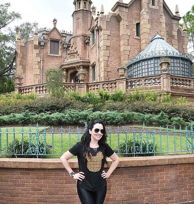 Hello Domingo!!!!
Welcome, Foolish Mortals, to the Haunted Mansion. I am your host, your Ghost Host👻 ⠀⠀⠀⠀⠀⠀⠀⠀⠀⠀⠀⠀
Bem-vindos, Mortais Tolos, à Mansão Mal Assombrada.  Eu sou seu anfitrião, seu Anfitrião Fantasma 👻 ⠀⠀⠀⠀⠀⠀⠀⠀⠀⠀⠀⠀ ⠀⠀⠀⠀⠀⠀⠀⠀⠀⠀⠀⠀
Aaai gentiii tem dias que eu acordo com as frases de algumas atrações na cabeça ☺️🤷🏻‍♀️ ⠀⠀⠀⠀⠀⠀⠀⠀⠀⠀⠀⠀
Muita saudade desse lugar que a gente ama tanto com tanta força ✨! Saudade de andar pelas atrações com meu filho, amigos, família, passageiros e explicar a eles sobre as atrações, suas curiosidades … E essa é uma das frases que acordei com saudade de ouvir. ⠀⠀⠀⠀⠀⠀⠀⠀⠀⠀⠀⠀
É com essa frase que somos recepcionados ao entrarmos nessa incrível atração localizada no Magic Kingdom a Haunted Mansion 💜🖤
A atração possui um tema um pouquinho assustador , mas ela não é ! Os moradores fantasmas são amigáveis e a experiência é bem legal!!! ⠀⠀⠀⠀⠀⠀⠀⠀⠀⠀⠀⠀ ⠀⠀⠀⠀⠀⠀⠀⠀⠀⠀⠀⠀ ⠀⠀⠀⠀⠀⠀⠀⠀⠀⠀⠀⠀ ⠀⠀⠀⠀⠀⠀⠀⠀⠀⠀⠀⠀ ⠀⠀⠀⠀⠀⠀⠀⠀⠀⠀⠀⠀ ⠀⠀⠀⠀⠀⠀⠀⠀⠀⠀⠀⠀ ⠀⠀⠀⠀⠀⠀⠀⠀⠀⠀⠀⠀ ⠀⠀⠀⠀⠀⠀⠀⠀⠀⠀⠀⠀ ⠀⠀⠀⠀⠀⠀⠀⠀⠀⠀⠀⠀ ⠀⠀⠀⠀⠀⠀⠀⠀⠀⠀⠀⠀ ⠀⠀⠀⠀⠀⠀⠀⠀⠀⠀⠀⠀ ⠀⠀⠀⠀⠀⠀⠀⠀⠀⠀⠀⠀ ⠀⠀⠀⠀⠀⠀⠀⠀⠀⠀⠀⠀ ⠀⠀⠀⠀⠀⠀⠀⠀⠀⠀⠀⠀
#magickingdom #hantedmansion #disneyparks #disneymemories #disneyvacation #disneypassholder #disneygram #disneylife #disneystyle @nossosonhoorlando