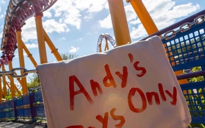 Queria compartilhar com vocês um pouquinho da Magia Disney !!!
Ela está em todos os detalhes!!! ⠀⠀⠀⠀⠀⠀⠀⠀⠀⠀⠀⠀ ⠀⠀⠀⠀⠀⠀⠀⠀⠀⠀⠀⠀
Essa é a Toy Story Land no parque Hollywood Studios. E foi uma área super esperada em 2018 !!! A idéia aqui é te colocar no quintal do Andy, com todos os seus brinquedos. Ela é liinda, colorida , rica em detalhes e super imersiva!!!
Como sabemos as áreas dos parques estão fechadas e isoladas certo?! ⠀⠀⠀⠀⠀⠀⠀⠀⠀⠀⠀⠀ ⠀⠀⠀⠀⠀⠀⠀⠀⠀⠀⠀⠀
Porém o melhor detalhe dessa foto é: ao invés de colocarem, cones, correntes ou uma simples placa de “Proibido Entrada” .
O “próprio Andy “ escreveu em um lençol dizendo que: Essa entrada é apenas para seus brinquedos 🧸 !!! Fala se não é D+ !!!! A Disney arrasa!!! Cada dia me encanto mais e mais!!! ⠀⠀⠀⠀⠀⠀⠀⠀⠀⠀⠀⠀ ⠀⠀⠀⠀⠀⠀⠀⠀⠀⠀⠀⠀ ⠀⠀⠀⠀⠀⠀⠀⠀⠀⠀⠀⠀ ⠀⠀⠀⠀⠀⠀⠀⠀⠀⠀⠀⠀ ⠀⠀⠀⠀⠀⠀⠀⠀⠀⠀⠀⠀ ⠀⠀⠀⠀⠀⠀⠀⠀⠀⠀⠀⠀ ⠀⠀⠀⠀⠀⠀⠀⠀⠀⠀⠀⠀ ⠀⠀⠀⠀⠀⠀⠀⠀⠀⠀⠀⠀ ⠀⠀⠀⠀⠀⠀⠀⠀⠀⠀⠀⠀ ⠀⠀⠀⠀⠀⠀⠀⠀⠀⠀⠀⠀ ⠀⠀⠀⠀⠀⠀⠀⠀⠀⠀⠀⠀ ⠀⠀⠀⠀⠀⠀⠀⠀⠀⠀⠀⠀
#toystory #orlando #disney #disneyvacation #disneymemories #quarentine #hollywoodstudios #disneyparks #transferemorlando #transferforyou #disneyobsessed #passholder @disney_passholder