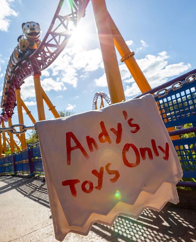 Queria compartilhar com vocês um pouquinho da Magia Disney !!!
Ela está em todos os detalhes!!! ⠀⠀⠀⠀⠀⠀⠀⠀⠀⠀⠀⠀ ⠀⠀⠀⠀⠀⠀⠀⠀⠀⠀⠀⠀
Essa é a Toy Story Land no parque Hollywood Studios. E foi uma área super esperada em 2018 !!! A idéia aqui é te colocar no quintal do Andy, com todos os seus brinquedos. Ela é liinda, colorida , rica em detalhes e super imersiva!!!
Como sabemos as áreas dos parques estão fechadas e isoladas certo?! ⠀⠀⠀⠀⠀⠀⠀⠀⠀⠀⠀⠀ ⠀⠀⠀⠀⠀⠀⠀⠀⠀⠀⠀⠀
Porém o melhor detalhe dessa foto é: ao invés de colocarem, cones, correntes ou uma simples placa de “Proibido Entrada” .
O “próprio Andy “ escreveu em um lençol dizendo que: Essa entrada é apenas para seus brinquedos 🧸 !!! Fala se não é D+ !!!! A Disney arrasa!!! Cada dia me encanto mais e mais!!! ⠀⠀⠀⠀⠀⠀⠀⠀⠀⠀⠀⠀ ⠀⠀⠀⠀⠀⠀⠀⠀⠀⠀⠀⠀ ⠀⠀⠀⠀⠀⠀⠀⠀⠀⠀⠀⠀ ⠀⠀⠀⠀⠀⠀⠀⠀⠀⠀⠀⠀ ⠀⠀⠀⠀⠀⠀⠀⠀⠀⠀⠀⠀ ⠀⠀⠀⠀⠀⠀⠀⠀⠀⠀⠀⠀ ⠀⠀⠀⠀⠀⠀⠀⠀⠀⠀⠀⠀ ⠀⠀⠀⠀⠀⠀⠀⠀⠀⠀⠀⠀ ⠀⠀⠀⠀⠀⠀⠀⠀⠀⠀⠀⠀ ⠀⠀⠀⠀⠀⠀⠀⠀⠀⠀⠀⠀ ⠀⠀⠀⠀⠀⠀⠀⠀⠀⠀⠀⠀ ⠀⠀⠀⠀⠀⠀⠀⠀⠀⠀⠀⠀
#toystory #orlando #disney #disneyvacation #disneymemories #quarentine #hollywoodstudios #disneyparks #transferemorlando #transferforyou #disneyobsessed #passholder @disney_passholder